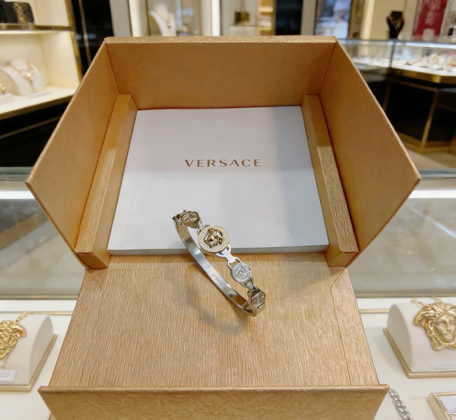 Versace 范思哲 杜美莎标志手环 帅气酷炫 同时透露着一丝不羁的自由气息 展现别样趣味魅力 做工精