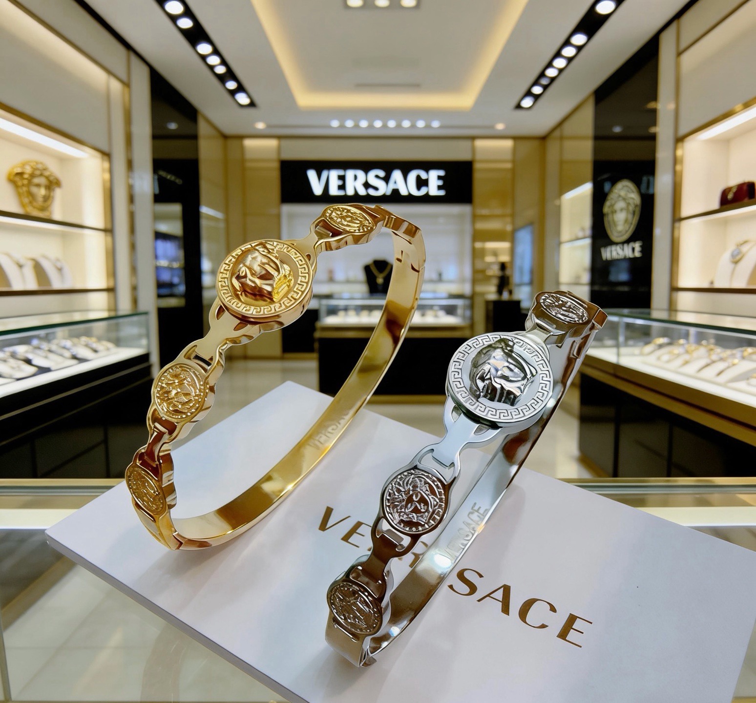 Versace 范思哲 杜美莎标志手环 帅气酷炫 同时透露着一丝不羁的自由气息 展现别样趣味魅力 做工精