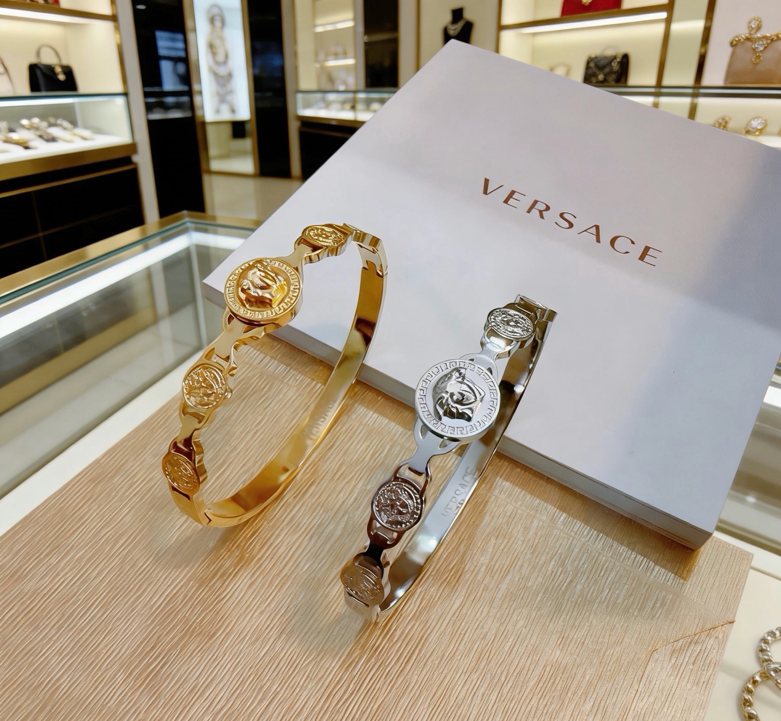 Versace 范思哲 杜美莎标志手环 帅气酷炫 同时透露着一丝不羁的自由气息 展现别样趣味魅力 做工精