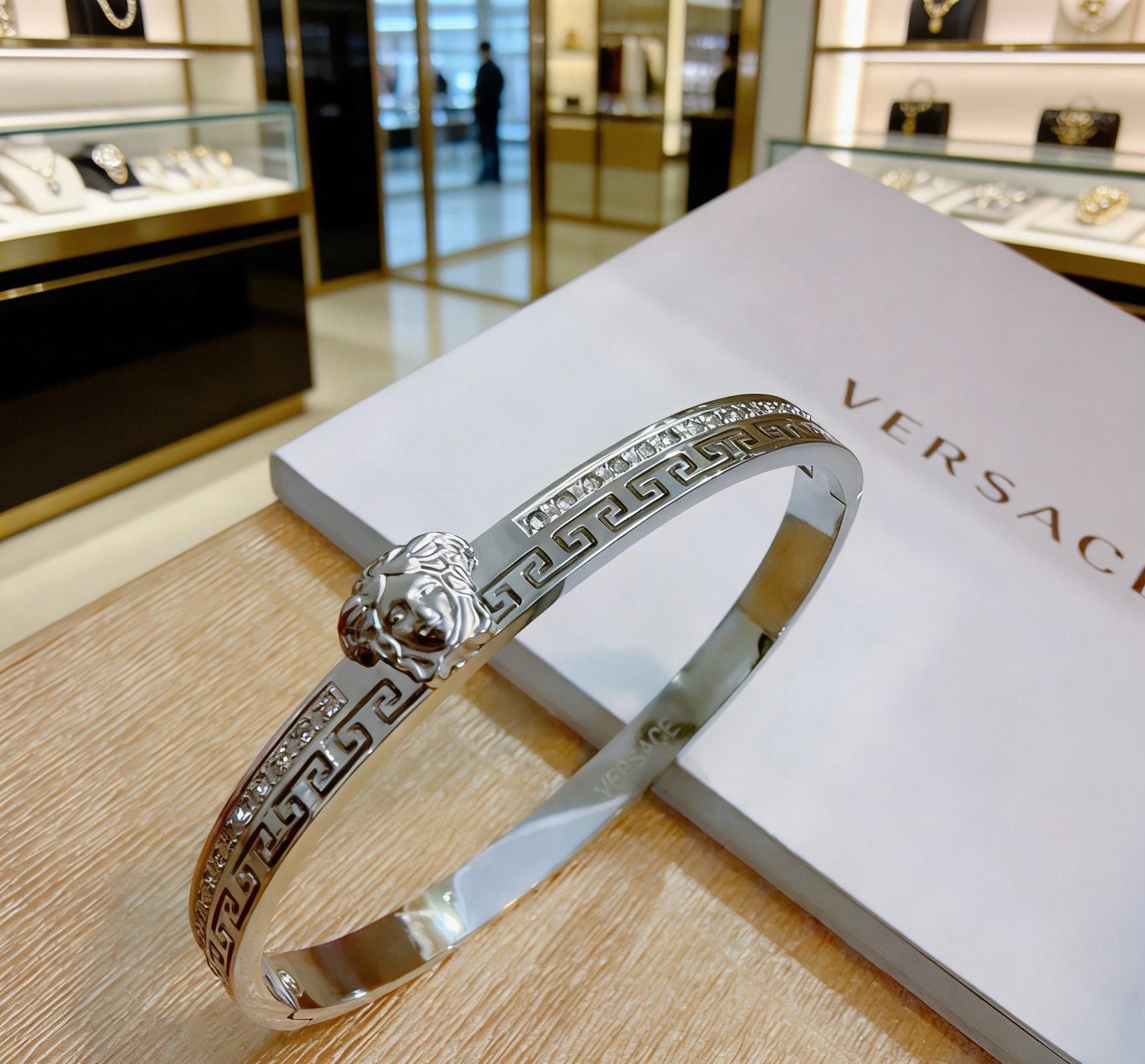 Versace 范思哲 杜美莎标志手环 帅气酷炫 同时透露着一丝不羁的自由气息 展现别样趣味魅力 做工精