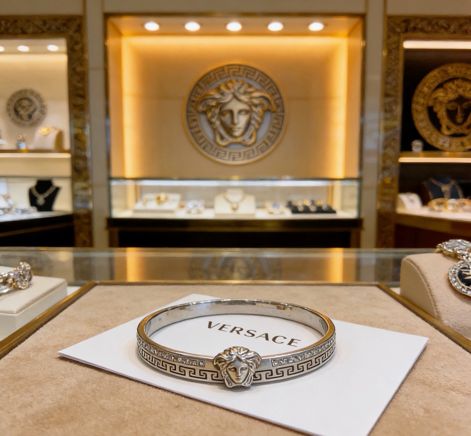 Versace 范思哲 杜美莎标志手环 帅气酷炫 同时透露着一丝不羁的自由气息 展现别样趣味魅力 做工精