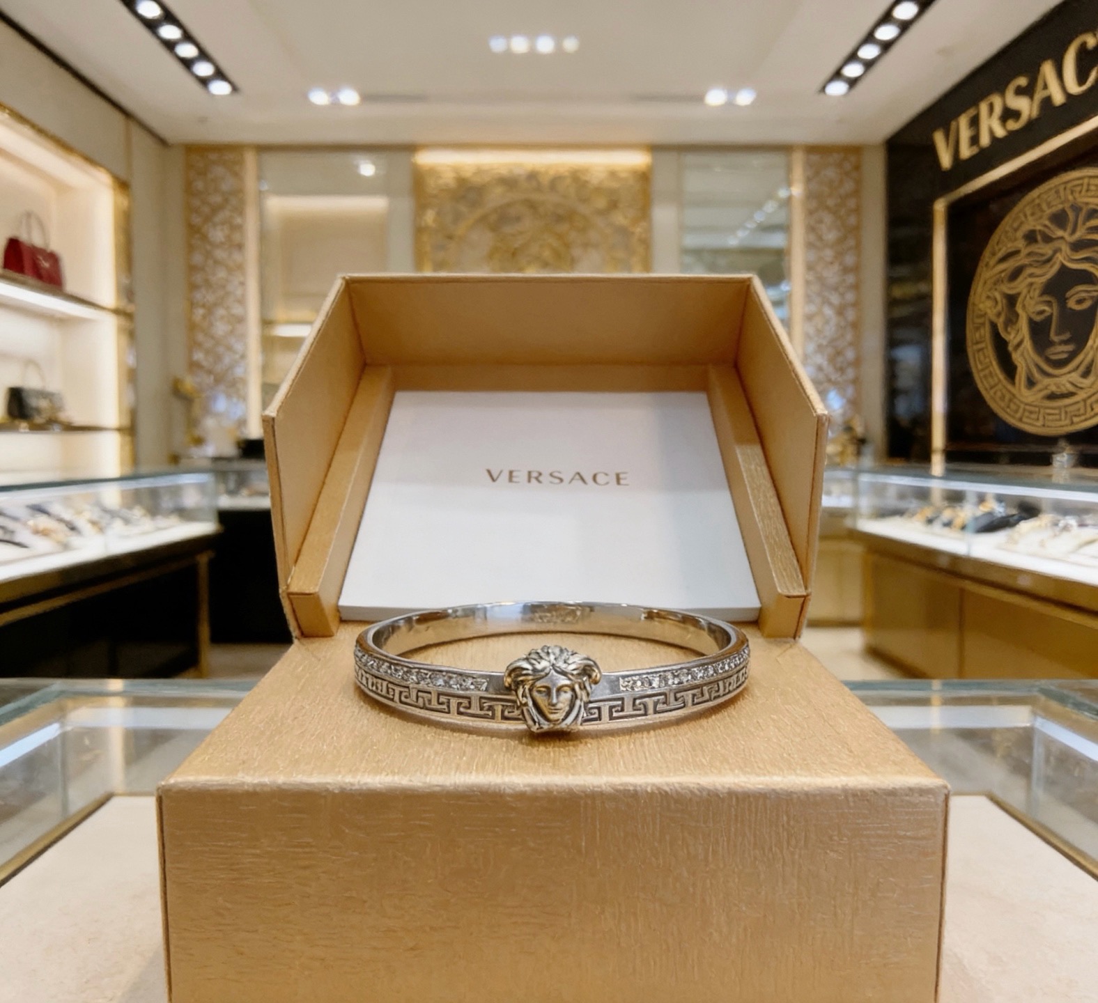 Versace 范思哲 杜美莎标志手环 帅气酷炫 同时透露着一丝不羁的自由气息 展现别样趣味魅力 做工精