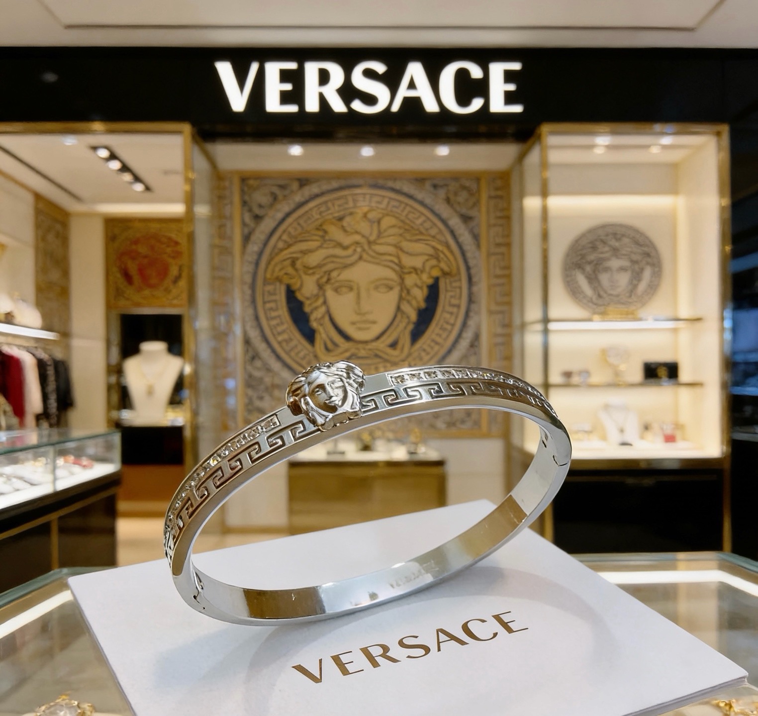 Versace 范思哲 杜美莎标志手环 帅气酷炫 同时透露着一丝不羁的自由气息 展现别样趣味魅力 做工精