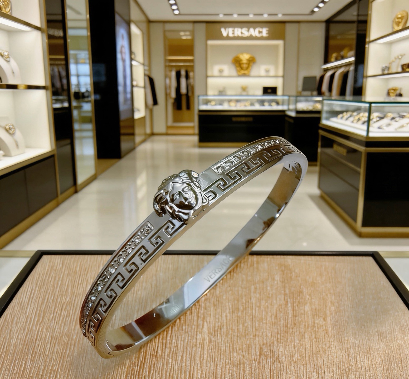 Versace 范思哲 杜美莎标志手环 帅气酷炫 同时透露着一丝不羁的自由气息 展现别样趣味魅力 做工精