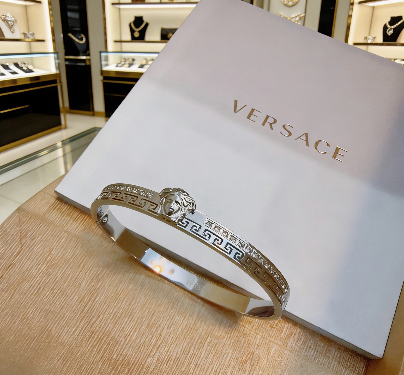 Versace 范思哲 杜美莎标志手环 帅气酷炫 同时透露着一丝不羁的自由气息 展现别样趣味魅力 做工精