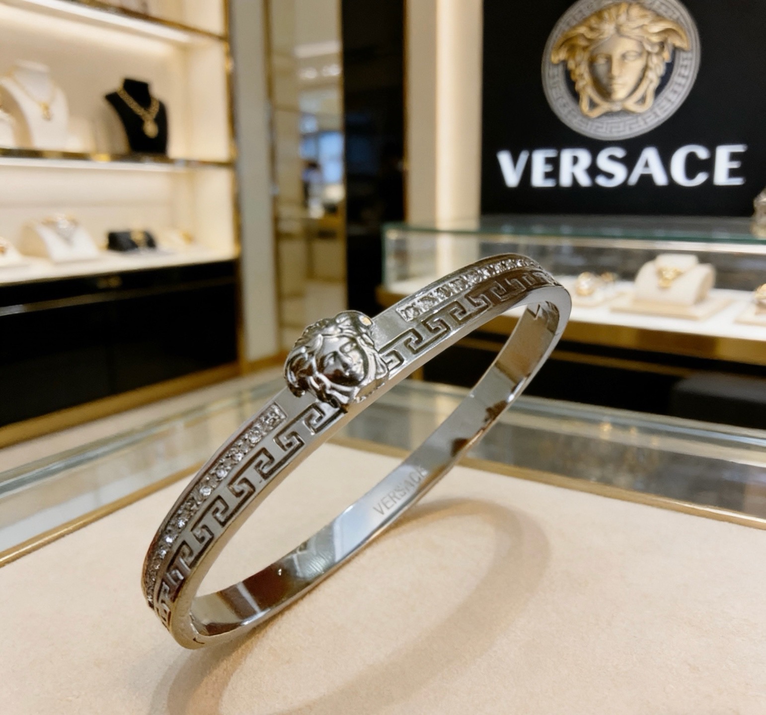Versace 范思哲 杜美莎标志手环 帅气酷炫 同时透露着一丝不羁的自由气息 展现别样趣味魅力 做工精