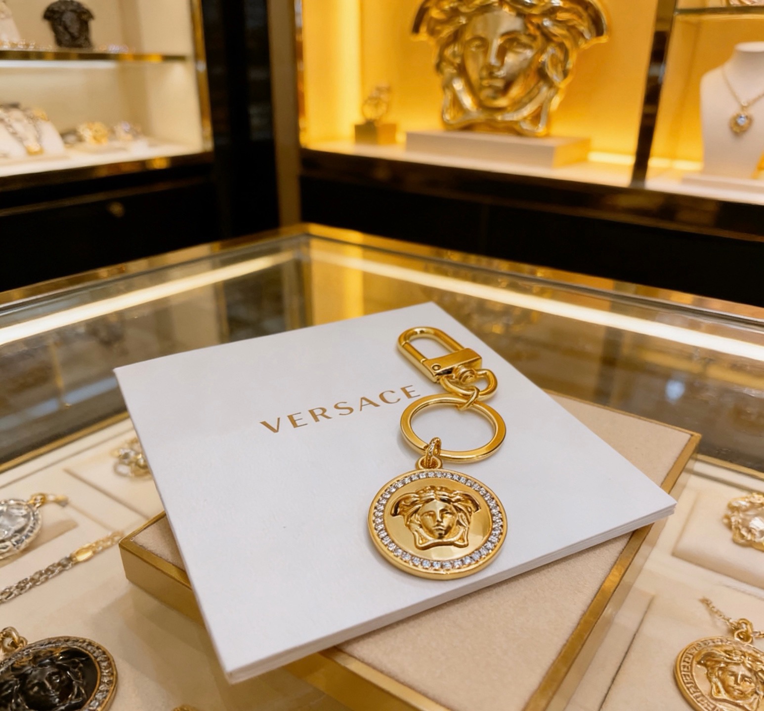 NO:861542,New product release Versace keychain bag buckle The latest bag charms are of a higher grade Stars have the same style Anger Forest series classic models co-branded design concept keychain series The details are distressed The version is not available in the market glossy version This has been out. The best-selling model in Versace Very good match with trendy backpacks, jewelry boutiques, versace, backpacks, keychain19860909新品发布范思哲钥匙扣 包包扣 最新款包包挂饰档次更高明星同款Anger Forest系列经典款联名设计理念钥匙扣系列 细节对版做旧处理 非市面亮面版型 这款一直在出 范思哲里面热卖款 非常好搭配潮流背包,饰品精品,versace,backpacks,keychain,Jewelry