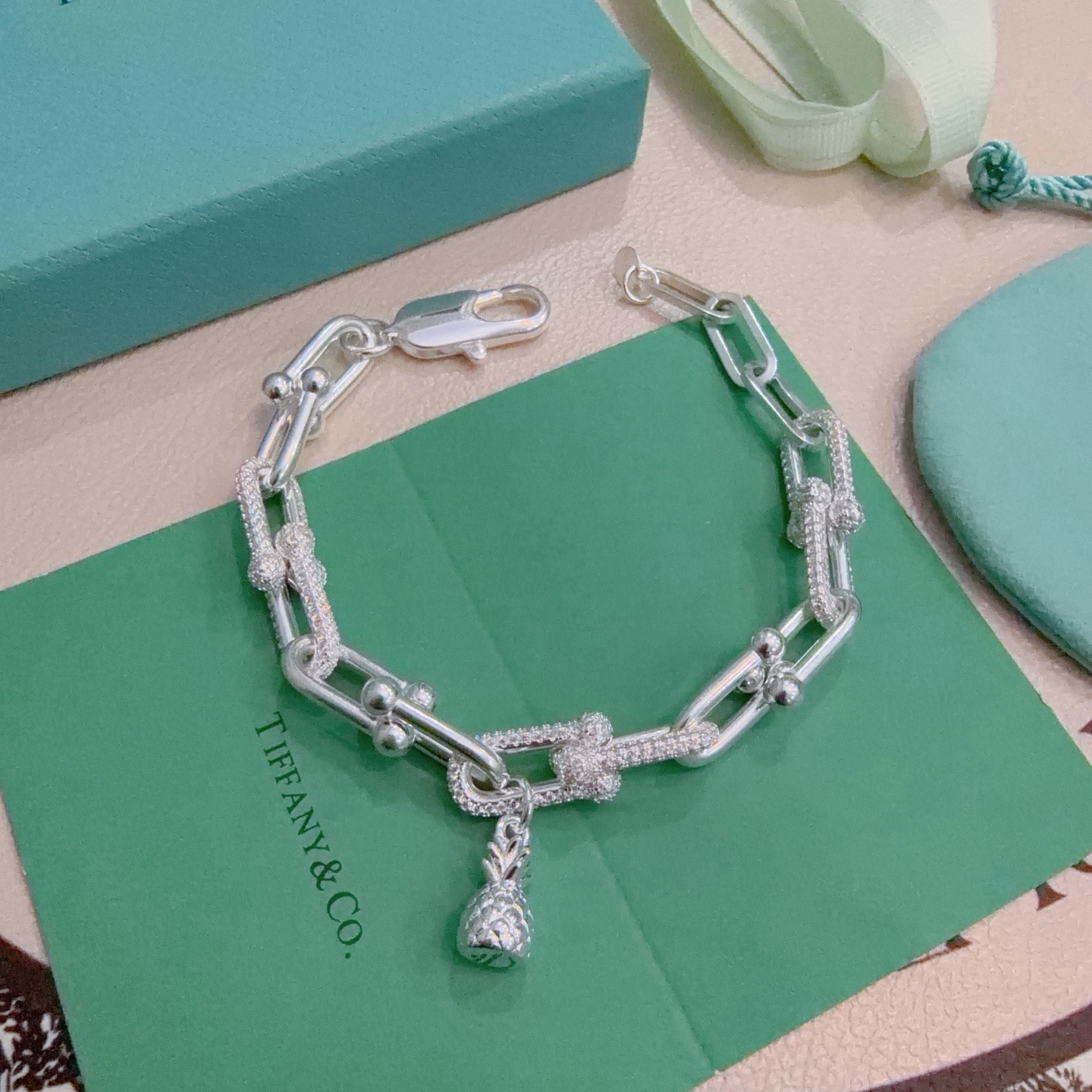 NO:861616,New Tiffany & Co. bracelet TIFFNY&CO. Counter Seiko silver version same as star style Retro old style Original replica Purely handmade ~ Authentic mold opening trend fashion must-have Can be worn by both men and women Same style for couples Rock and punk silver style Trendy and versatile Same style as official website, boutique jewelry, tiffany, bracelet19860909新款蒂芙尼手链TIFFNY&CO. 专柜精工银版本明星同款 复古做旧风 原版复刻 纯手工打造 ～正品开模潮流时尚必备 男女均可佩戴 情侣款同款 摇滚朋克银风格 潮流百搭 官网同款,饰品精品,tiffany,bracelet,Jewelry