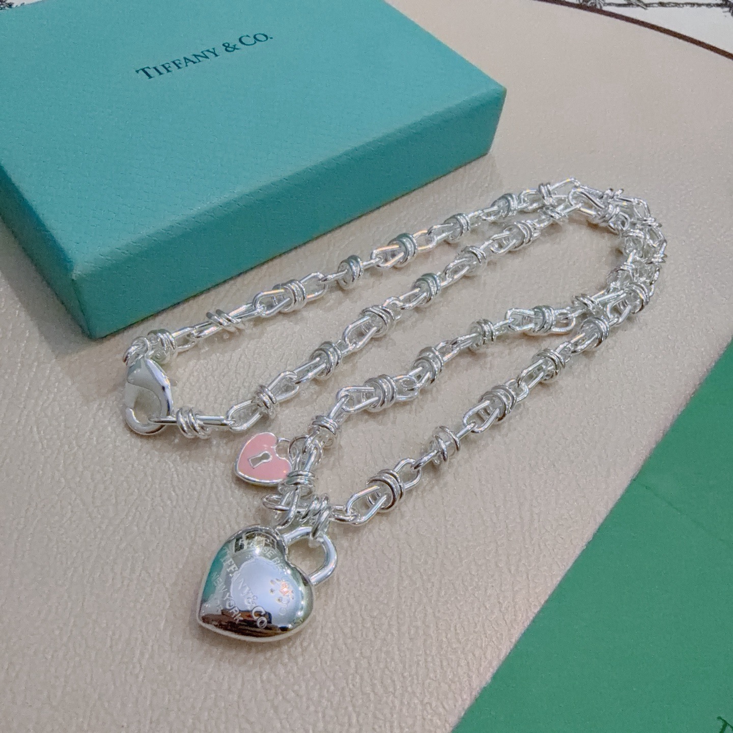 NO:861630,New Tiffany & Co. necklace TIFFNY&CO. Counter Seiko silver version, the same style as the star, retro old style, original replica, purely handmade ~ authentic mold opening, trendy and fashionable must-have, can be worn by both men and women, same style for couples, rock punk silver style, trendy and versatile, same style as the official website, boutique jewelry, tiffany, necklace19860909新款蒂芙尼项链TIFFNY&CO. 专柜精工银版本明星同款 复古做旧风 原版复刻 纯手工打造 ～正品开模潮流时尚必备 男女均可佩戴 情侣款同款 摇滚朋克银风格 潮流百搭 官网同款,饰品精品,tiffany,necklace,Jewelry