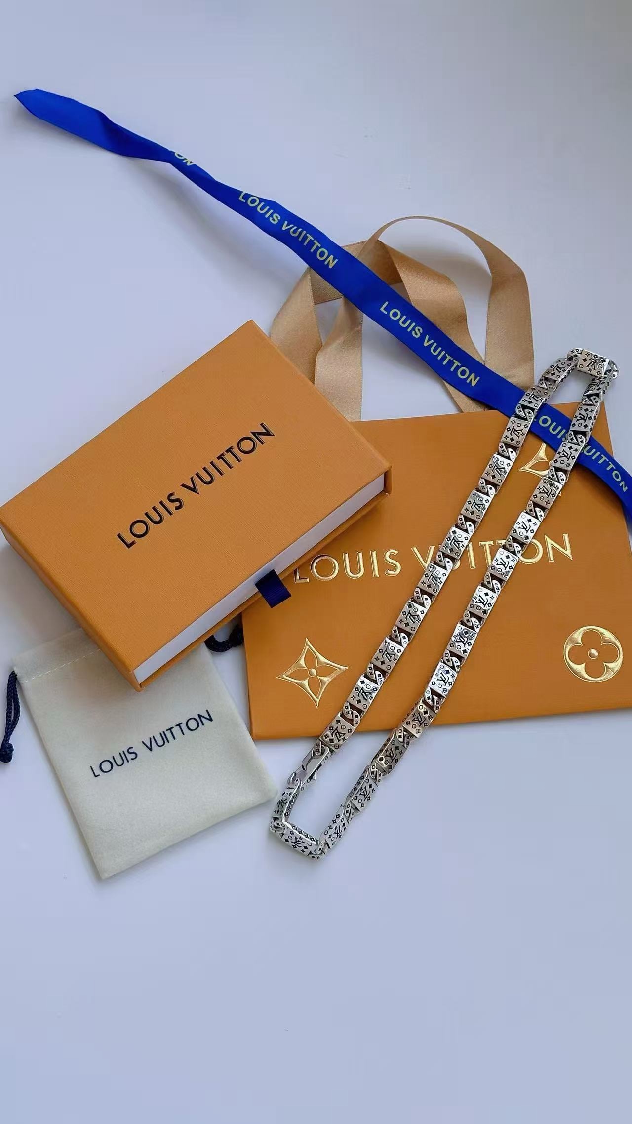 NO:861589,LV Louis Vuitton necklace original single goods counter new open mold retro trendy fashion must-have. Can be worn by both men and women. The same style for couples. Rock punk Thai silver style. Retro elements. Trendy and versatile. The same necklace on the official website. The latest chain has a higher grade. Star classic necklace series retro silver necklace. The chain length is 55 cm. The length can be changed. The details are distressed. Non-market glossy version. This model has been on the market. This is a hot-selling model in LV. It goes well with trendy clothes, jewelry boutiques, louis vuitton, louis  vuitton,necklace19860909LV路易威登项链原单货专柜新款开模复古潮流时尚必备 男女均可佩戴 情侣款同款 摇滚朋克泰银风格 复古元素 潮流百搭 官网同款项链最新款链条档次更高明星经典款项链系列复古银项链 链长55厘米可改长度 细节对版做旧处理 非市面亮面版型 这款一直在出 LV里面热卖款 非常好搭配潮流衣服,饰品精品,louis vuitton,louis vuitton,necklace,Jewelry