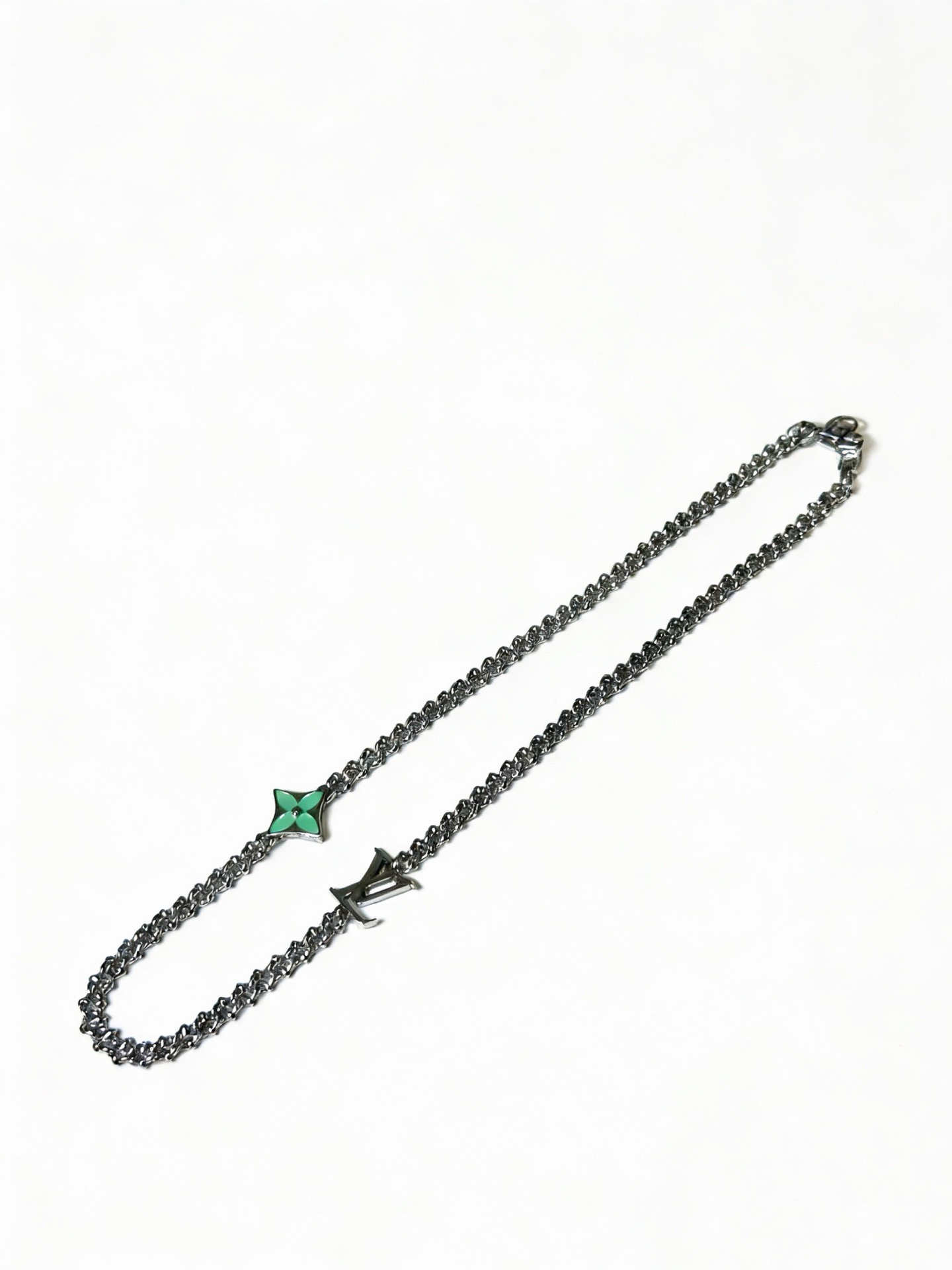 NO:861604,Louis Vuitton LV necklace original single goods counter new open mold retro trendy fashion must-have. Can be worn by both men and women. The same style for couples. Rock punk Thai silver style. Retro elements. Trendy and versatile. The latest chain of the same necklace on the official website is higher grade. Star classic necklace series retro silver necklace. The chain length is 60 cm and the length can be changed. The details are distressed. Non-market glossy version. This has been on the market. This is a hot-selling model in LV. It goes well with trendy clothes, jewelry boutiques, louis vuitton, louis  vuitton,necklace19860909路易威登 LV项链原单货专柜新款开模复古潮流时尚必备 男女均可佩戴 情侣款同款 摇滚朋克泰银风格 复古元素 潮流百搭 官网同款项链最新款链条档次更高明星经典款项链系列复古银项链 链长60厘米可改长度 细节对版做旧处理 非市面亮面版型 这款一直在出 LV里面热卖款 非常好搭配潮流衣服,饰品精品,louis vuitton,louis vuitton,necklace,Jewelry