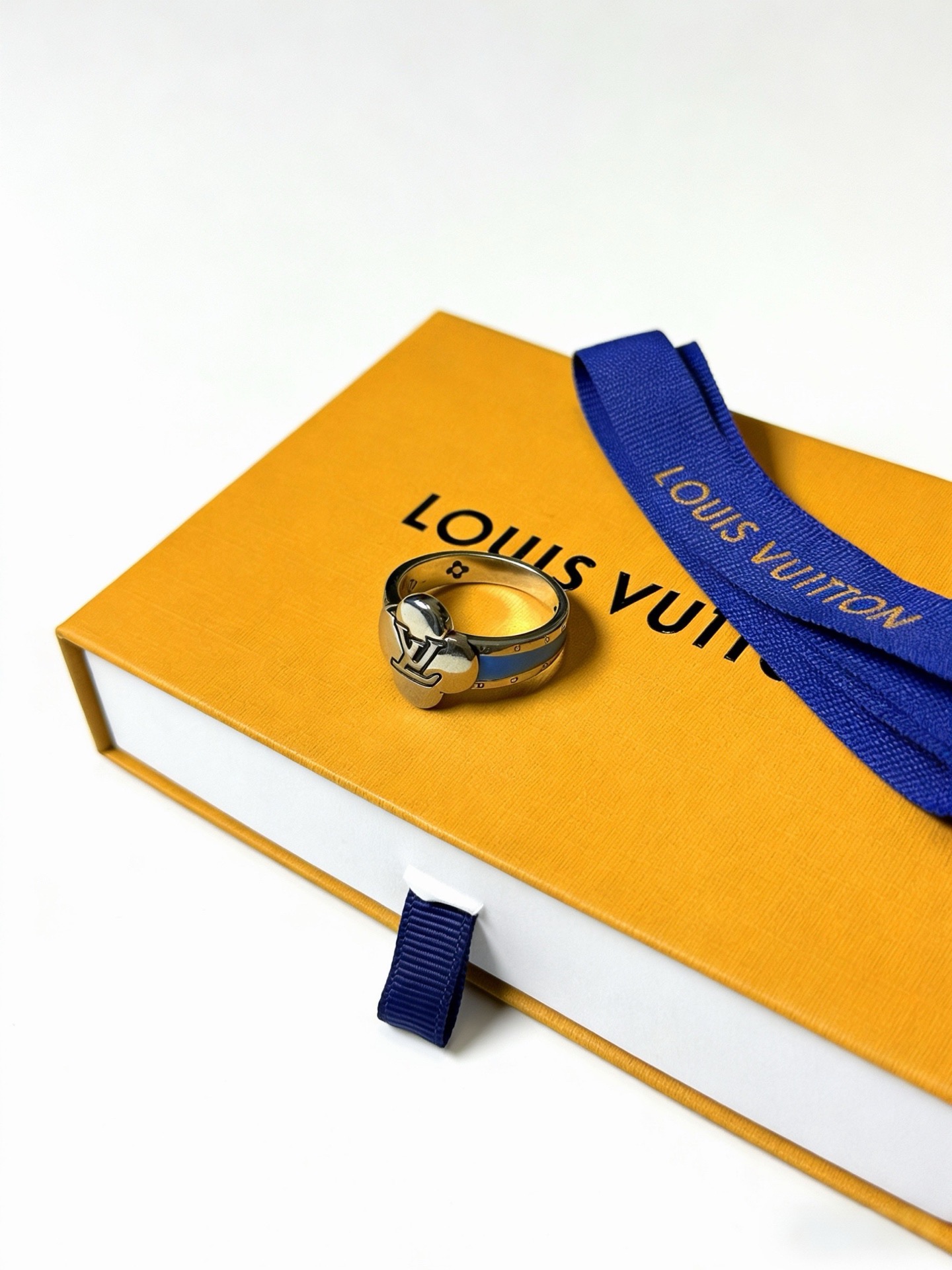 NO:861647,High-quality Louis Vuitton LV ring original item counter new open mold retro trendy fashion must-have. Can be worn by both men and women. The same style for couples. Rock punk Thai silver style. Retro elements. Trendy and versatile. The latest version of the same necklace on the official website is higher grade. Celebrity classic series retro silver ring. Number of codes: 7 8 9 10 11. Details are distressed. Not available in the market. Glossy version. This has been on the market. This is a hot-selling model in LV. It goes well with trendy clothes, high-quality jewelry, and Louis Vuitton.  vuitton,louis vuitton,necklace,ring19860909高品质路易威登LV戒指原单货专柜新款开模复古潮流时尚必备 男女均可佩戴 情侣款同款 摇滚朋克泰银风格 复古元素 潮流百搭 官网同款项链最新款档次更高明星经典款系列复古银戒指 码数7 8 9 10 11 细节对版做旧处理 非市面亮面版型 这款一直在出 LV里面热卖款 非常好搭配潮流衣服,饰品精品,louis vuitton,louis vuitton,necklace,ring,Jewelry