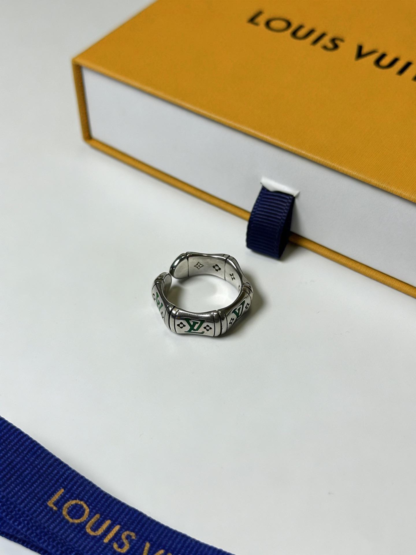 NO:861660,High-quality Louis Vuitton LV ring original item counter new mold open retro trendy fashion must-have. Can be worn by both men and women. The same style for couples. Rock punk Thai silver style. Retro elements. Trendy and versatile. The latest model of the same necklace on the official website is higher grade. Celebrity classic series retro silver ring. The size opening is adjustable. The details are distressed. Non-market glossy version. This has been out. The best-selling model in LV. Very good match with trendy clothes, jewelry boutique, louis vuitton, louis  vuitton,necklace,ring19860909高品质路易威登LV戒指原单货专柜新款开模复古潮流时尚必备 男女均可佩戴 情侣款同款 摇滚朋克泰银风格 复古元素 潮流百搭 官网同款项链最新款档次更高明星经典款系列复古银戒指 码数开口可调节 细节对版做旧处理 非市面亮面版型 这款一直在出 LV里面热卖款 非常好搭配潮流衣服,饰品精品,louis vuitton,louis vuitton,necklace,ring,Jewelry