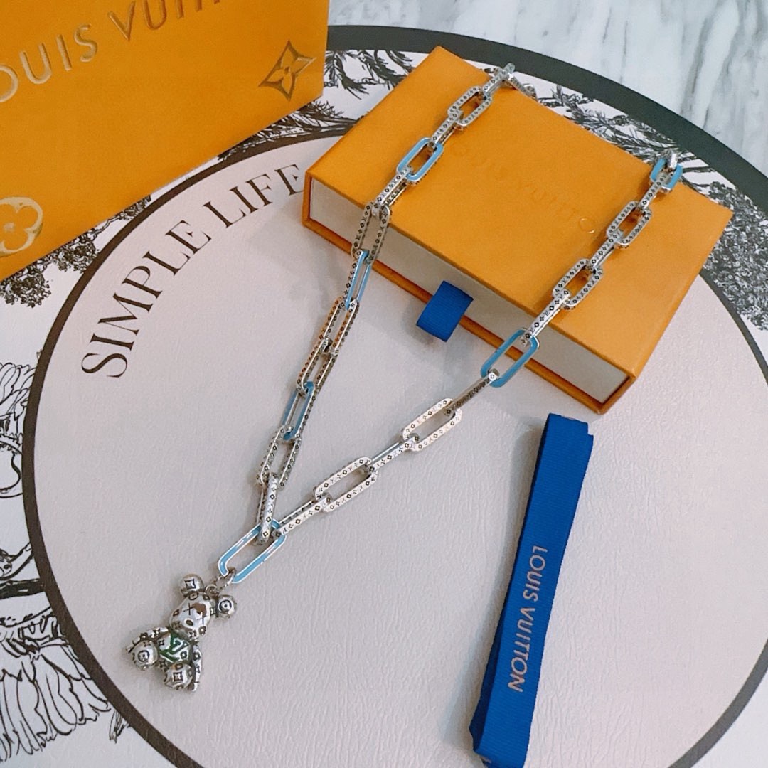 NO:861674,LV Louis Vuitton necklace original single goods counter new open mold retro trendy fashion must-have. Can be worn by both men and women. The same style for couples. Rock punk Thai silver style. Retro elements. Trendy and versatile. The same necklace on the official website. The latest chain has a higher grade. Star classic necklace series retro silver necklace. The chain length is 55 cm. The length can be changed. The details are distressed. Non-market glossy version. This model has been on the market. This is a hot-selling model in LV. It goes well with trendy clothes, jewelry boutiques, louis vuitton, louis  vuitton,necklace19860909LV路易威登项链原单货专柜新款开模复古潮流时尚必备 男女均可佩戴 情侣款同款 摇滚朋克泰银风格 复古元素 潮流百搭 官网同款项链最新款链条档次更高明星经典款项链系列复古银项链 链长55厘米可改长度 细节对版做旧处理 非市面亮面版型 这款一直在出 LV里面热卖款 非常好搭配潮流衣服,饰品精品,louis vuitton,louis vuitton,necklace,Jewelry