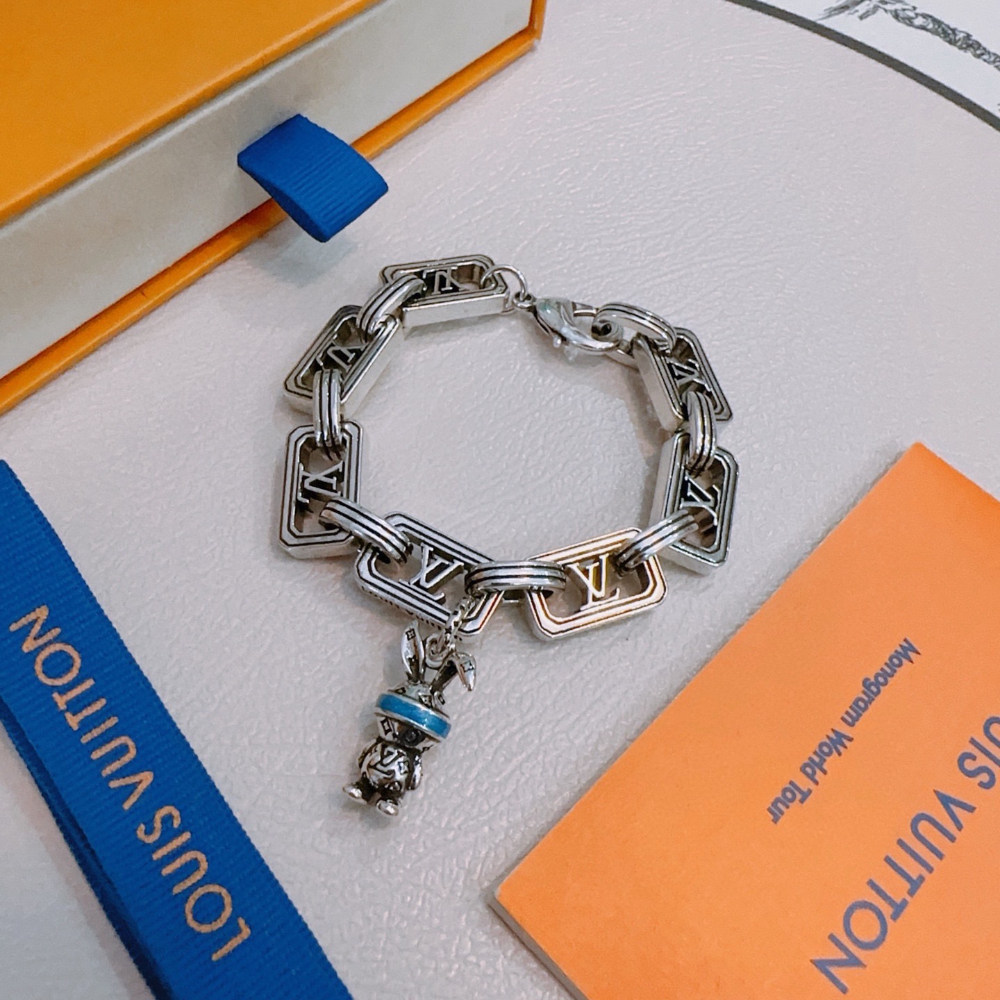 NO:861700,High-quality Louis Vuitton LV bracelet original item counter new open mold retro trendy fashion must-have. Can be worn by both men and women. The same style for couples. Rock punk Thai silver style. Retro elements. Trendy and versatile. The same necklace on the official website. The latest chain has a higher grade. Celebrity classic bracelet. Cuban chain series. Retro silver bracelet. The length of the chain is 22cm.  Very easy to match with trendy clothes, fine jewelry, louis vuitton, louis vuitton, necklace, bracelet19860909高品质路易威登LV手链原单货专柜新款开模复古潮流时尚必备 男女均可佩戴 情侣款同款 摇滚朋克泰银风格 复古元素 潮流百搭 官网同款项链最新款链条档次更高明星经典款手链古巴链系列复古银手链 链长码数22cm20cm18cm可改长度 细节对版做旧处理 非市面亮面版型 这款一直在出 LV里面热卖款 非常好搭配潮流衣服,饰品精品,louis vuitton,louis vuitton,necklace,bracelet,Jewelry