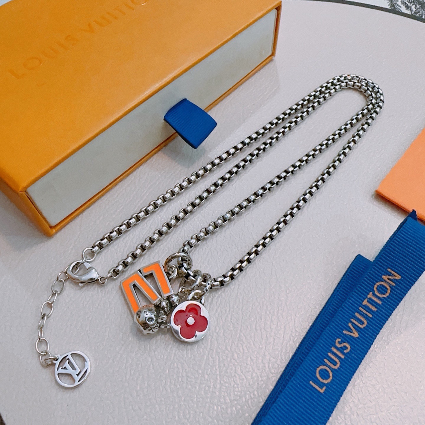 NO:861591,LV Louis Vuitton necklace original single goods counter new open mold retro trendy fashion must-have. Can be worn by both men and women. The same style for couples. Rock punk Thai silver style. Retro elements. Trendy and versatile. The same necklace from the official website. The latest chain has a higher grade. Star classic necklace series retro silver necklace. The chain length is 60 cm and the length can be changed. The details are distressed. Non-market glossy version. This model has been on the market. This is a hot-selling model in LV. It goes well with trendy clothes, jewelry boutiques, louis vuitton, louis  vuitton,necklace19860909LV路易威登项链原单货专柜新款开模复古潮流时尚必备 男女均可佩戴 情侣款同款 摇滚朋克泰银风格 复古元素 潮流百搭 官网同款项链最新款链条档次更高明星经典款项链系列复古银项链 链长60厘米可改长度 细节对版做旧处理 非市面亮面版型 这款一直在出 LV里面热卖款 非常好搭配潮流衣服,饰品精品,louis vuitton,louis vuitton,necklace,Jewelry