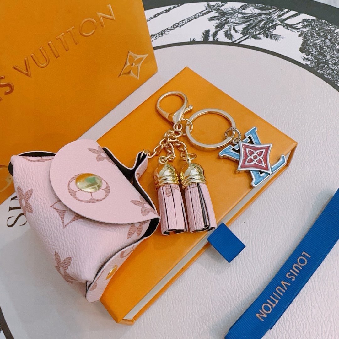 新品发布LV钥匙扣 lv包包扣 最新款包包挂饰档次更高明星同款Anger Forest系列经典款联名设计