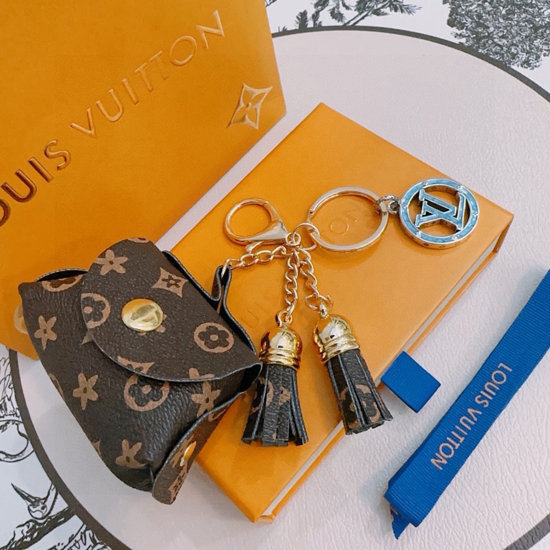 NO:861619,New product release LV keychain LV bag buckle The latest bag charms are of a higher grade Stars have the same style Anger Forest series classic models co-branded design concept keychain series The details are distressed The version is not available in the market glossy version This has been out of the LV best-selling model Very good match with trendy backpacks, jewelry boutiques, louis vuitton, backpacks, keychain19860909新品发布LV钥匙扣 lv包包扣 最新款包包挂饰档次更高明星同款Anger Forest系列经典款联名设计理念钥匙扣系列 细节对版做旧处理 非市面亮面版型 这款一直在出 lv里面热卖款 非常好搭配潮流背包,饰品精品,louis vuitton,backpacks,keychain,Jewelry
