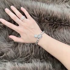 高品质范思哲手链美杜莎头像原单货专柜新款开模复古潮流时尚必备 男女均可佩戴 情侣款同款 摇滚朋克泰银风格 高品质范思哲手链美杜莎头像原单货专柜新款开模复古潮流时尚必备 男女均可佩戴 情侣款同款 摇滚朋克泰银风格