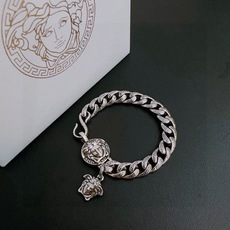 高品质范思哲手链美杜莎头像原单货专柜新款开模复古潮流时尚必备 男女均可佩戴 情侣款同款 摇滚朋克泰银风格 高品质范思哲手链美杜莎头像原单货专柜新款开模复古潮流时尚必备 男女均可佩戴 情侣款同款 摇滚朋克泰银风格