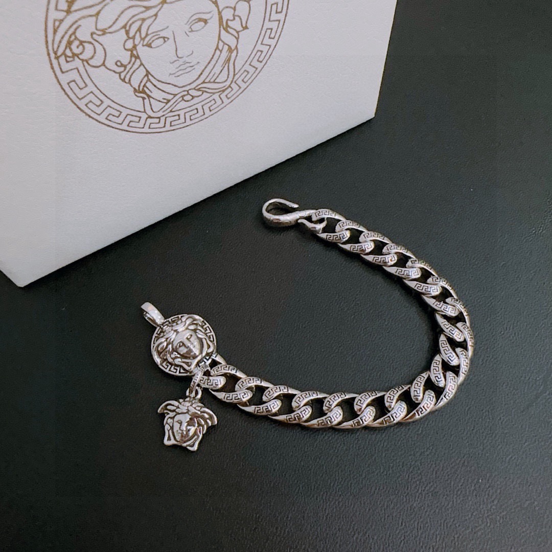 NO:861633,High-quality Versace bracelet Medusa avatar original single goods counter new open mold retro trendy fashion must-have. Can be worn by both men and women. The same style for couples. Rock punk Thai silver style. Retro elements. Trendy and versatile. The latest version of the same necklace from the official website. The chain is higher grade. Celebrity classic necklace series retro silver bracelet. Length 18 20 22 (can be changed). The details are distressed. Non-market glossy version. This one has been out. The best-selling model in Versace.  Very easy to match with trendy clothes, fine jewelry, versace, necklace, bracelet19860909高品质范思哲手链美杜莎头像原单货专柜新款开模复古潮流时尚必备 男女均可佩戴 情侣款同款 摇滚朋克泰银风格 复古元素 潮流百搭 官网同款项链最新款链条档次更高明星经典款项链系列复古银手链 长度18 20 22（可更改） 细节对版做旧处理 非市面亮面版型 这款一直在出 范思哲里面热卖款 非常好搭配潮流衣服,饰品精品,versace,necklace,bracelet,Jewelry
