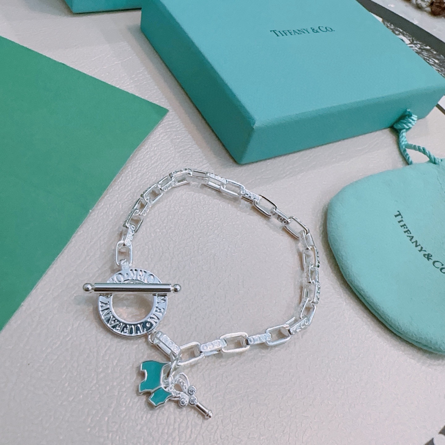 NO:861724,Authentic new Tiffany bracelet TIFFNY&CO. Counter Seiko version silver style bracelet Same style as the star Original replica Purely handmade Authentic mold opening trend fashion essential Can be worn by both men and women Same style for couples Rock punk silver style Trendy and versatile Same style as the official website, boutique jewelry, tiffany, bracelet19860909正品新款蒂芙尼手链 TIFFNY&CO. 专柜精工版本银风格手链 明星同款 原版复刻 纯手工打造 正品开模潮流时尚必备 男女均可佩戴 情侣款同款 摇滚朋克银风格 潮流百搭 官网同款,饰品精品,tiffany,bracelet,Jewelry