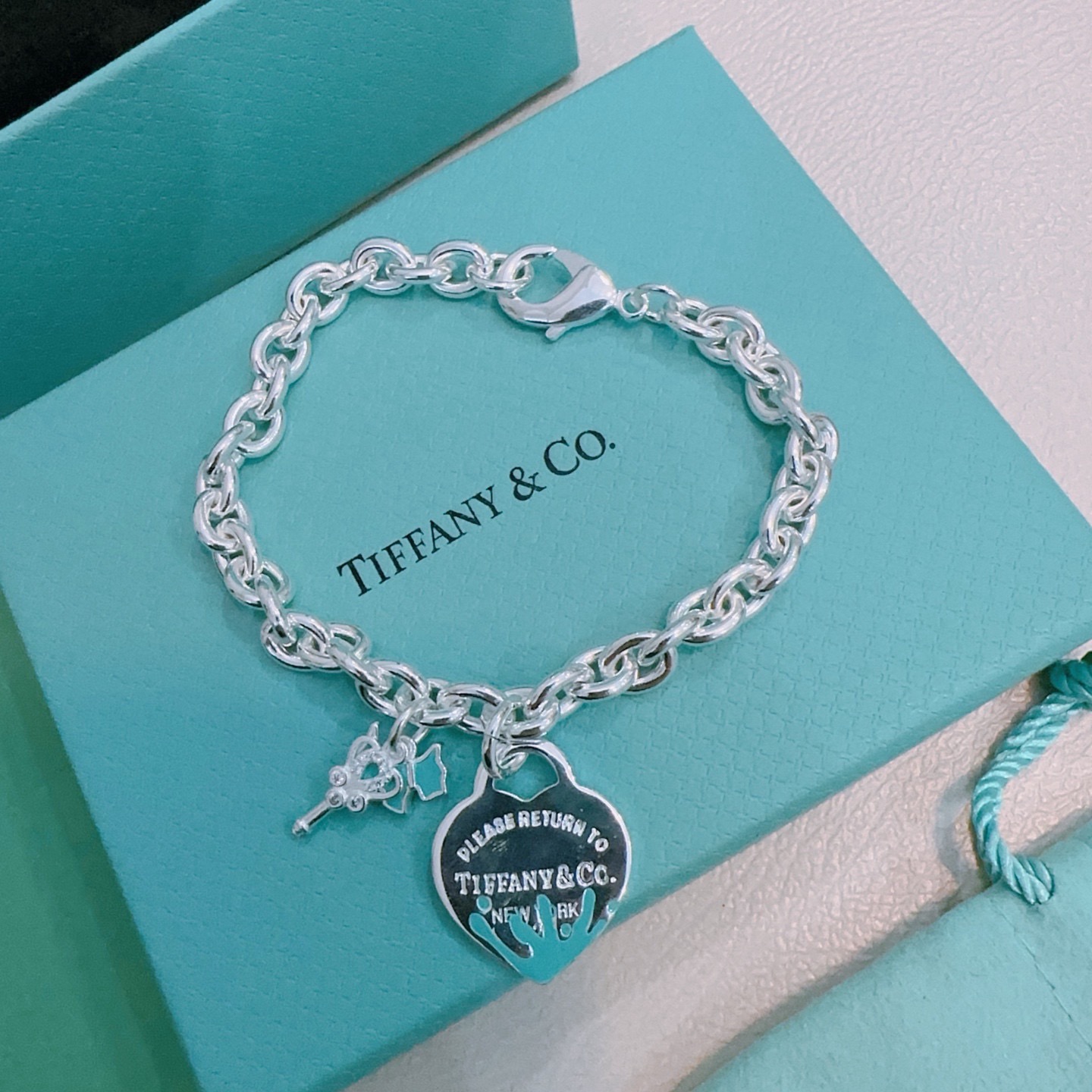 NO:861734,Authentic new Tiffany bracelet TIFFNY&CO. Counter Seiko version silver style bracelet Same style as the star Original replica Purely handmade Authentic mold opening trend fashion essential Can be worn by both men and women Same style for couples Rock punk silver style Trendy and versatile Same style as the official website, boutique jewelry, tiffany, bracelet19860909正品新款蒂芙尼手链 TIFFNY&CO. 专柜精工版本银风格手链 明星同款 原版复刻 纯手工打造 正品开模潮流时尚必备 男女均可佩戴 情侣款同款 摇滚朋克银风格 潮流百搭 官网同款,饰品精品,tiffany,bracelet,Jewelry