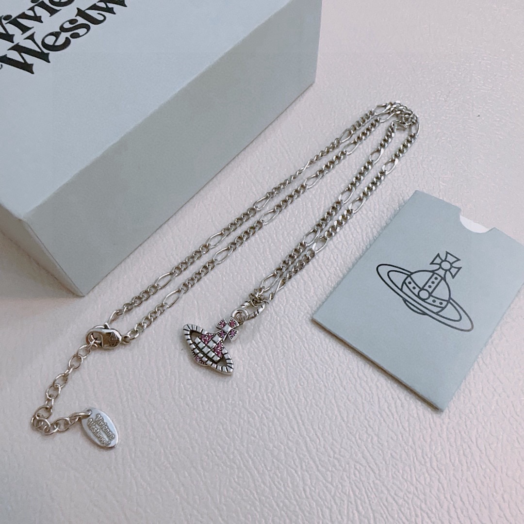 NO:861756,(45cm) High-quality classic large Saturn necklace for men and women. Vivienne Westwood Queen Mother Saturn necklace!  British fashion designer, the mother of punk fashion!  Fashionable style, strong quality, super beautiful design!  Simple and elegant, with exquisite embroidered logo, you don’t have to worry about it not looking good, because it has classic elements and a modern new design!  The perfect choice for gift giving, it fully demonstrates your personality. The quality of the jewelry is very high. It gives people the aura of a big-name brand and is also very exquisite. It elevates a person's level by several levels. It is definitely worth buying. It is a fine jewelry and necklace.19860909（45cm） 高品质经典大土星项链男女同款 项链vivienne westwood西太后土星项链！英国时装设计师,时装的朋克之母！时尚潮流风格,品质强大,超美的设计！简约大气刺绣Logo精致这个款不用担心不好看,因为经典的元素洋气的新设计！赠礼的完美之选,充分展现个性风范.品质非常整个首饰给人大牌气场的同时又非常精致,让整个人的层次提升好几个level绝对值得入手,饰品精品,necklace,Jewelry