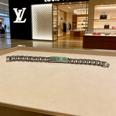 高品质路易威登LV手链🇷🇼原单货🇷🇼专柜新款开模复古潮流时尚必备 男女均可佩戴 情侣款同款 摇滚朋克泰银 高品质路易威登LV手链🇷🇼原单货🇷🇼专柜新款开模复古潮流时尚必备 男女均可佩戴 情侣款同款 摇滚朋克泰银