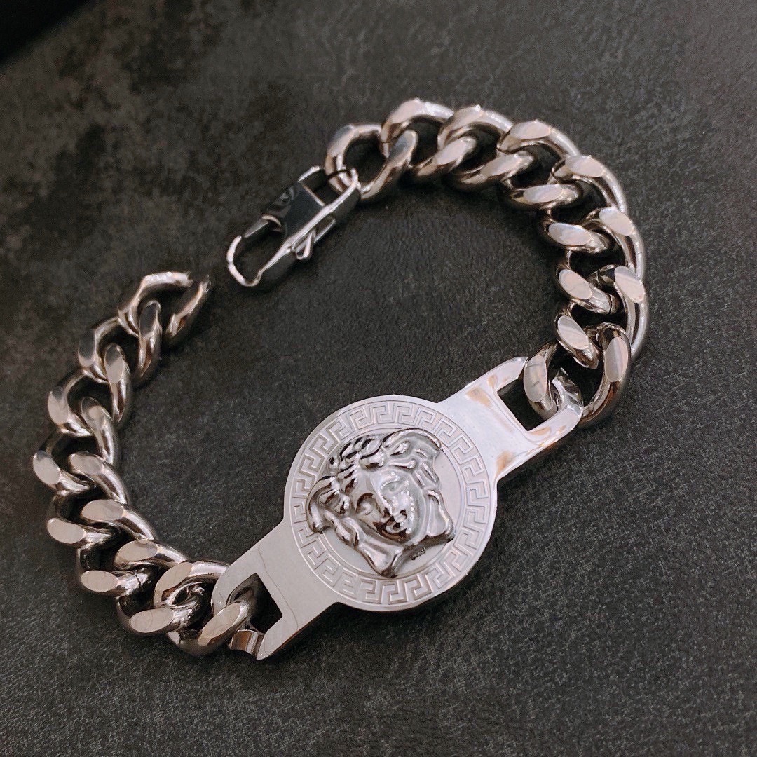 Versace 范思哲 杜美莎标志手链 帅气酷炫 同时透露着一丝不羁的自由气息 展现别样趣味魅力 做工精