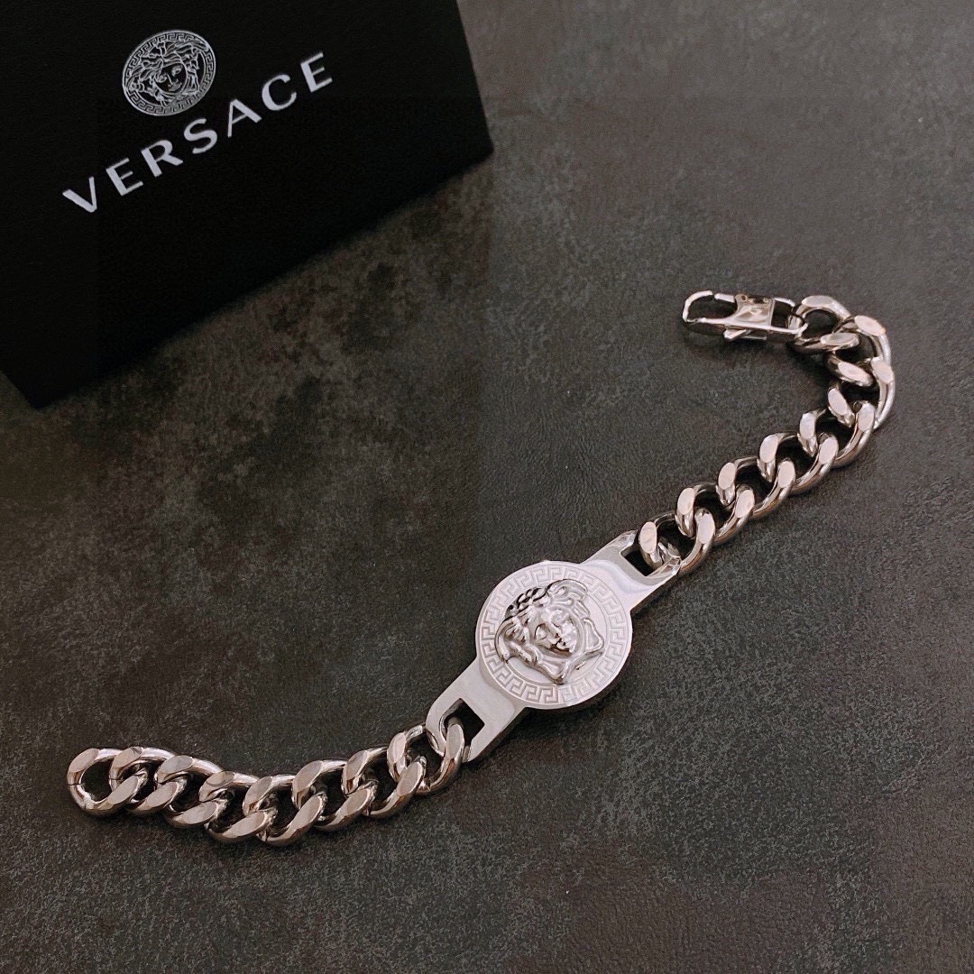 Versace 范思哲 杜美莎标志手链 帅气酷炫 同时透露着一丝不羁的自由气息 展现别样趣味魅力 做工精