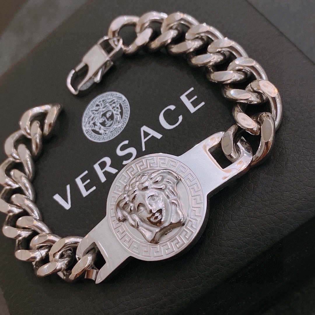 Versace 范思哲 杜美莎标志手链 帅气酷炫 同时透露着一丝不羁的自由气息 展现别样趣味魅力 做工精