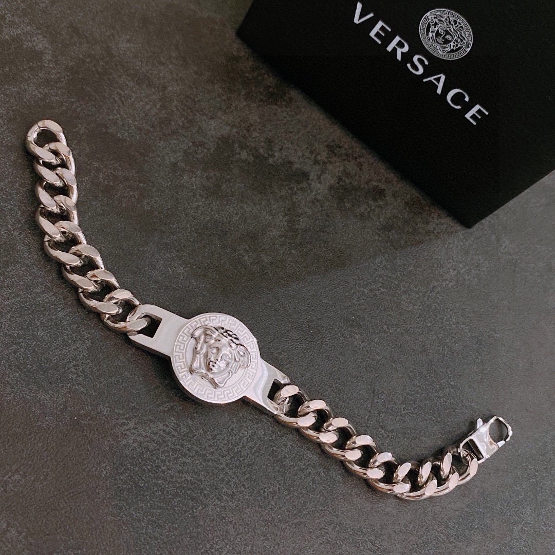 Versace 范思哲 杜美莎标志手链 帅气酷炫 同时透露着一丝不羁的自由气息 展现别样趣味魅力 做工精