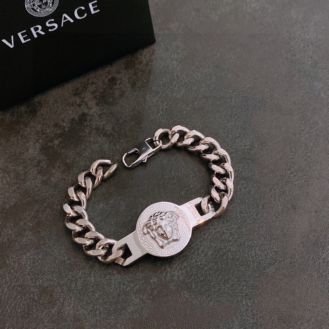 Versace 范思哲 杜美莎标志手链 帅气酷炫 同时透露着一丝不羁的自由气息 展现别样趣味魅力 做工精