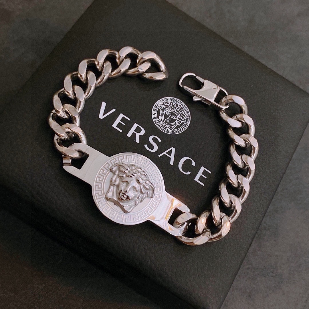 Versace 范思哲 杜美莎标志手链 帅气酷炫 同时透露着一丝不羁的自由气息 展现别样趣味魅力 做工精