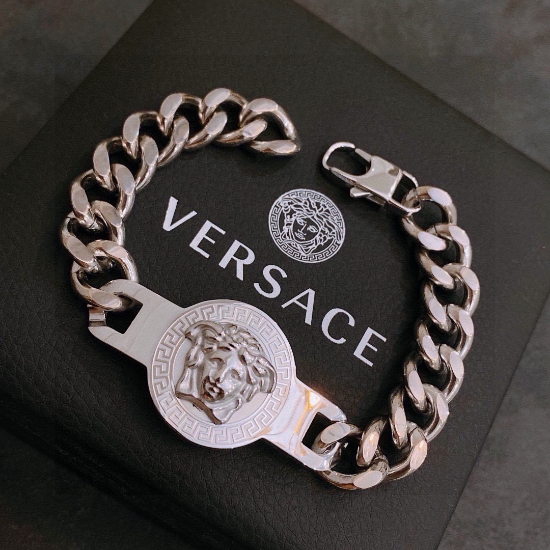 Versace 范思哲 杜美莎标志手链 帅气酷炫 同时透露着一丝不羁的自由气息 展现别样趣味魅力 做工精
