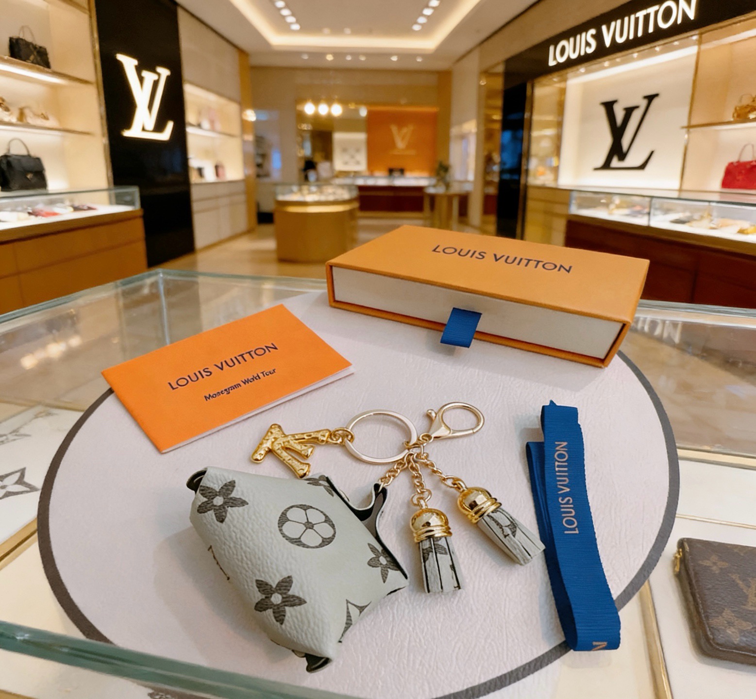 新品发布LV钥匙扣 lv包包扣 最新款包包挂饰档次更高明星同款Anger Forest系列经典款联名设计