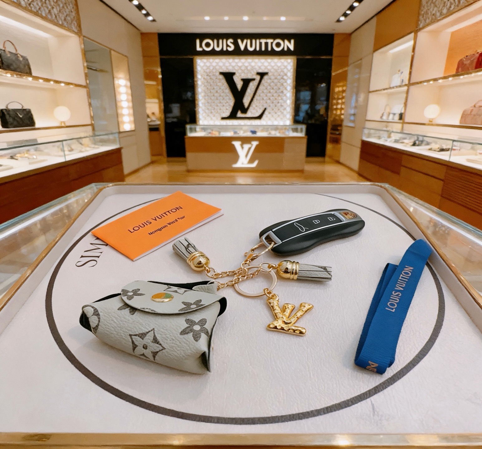 新品发布LV钥匙扣 lv包包扣 最新款包包挂饰档次更高明星同款Anger Forest系列经典款联名设计