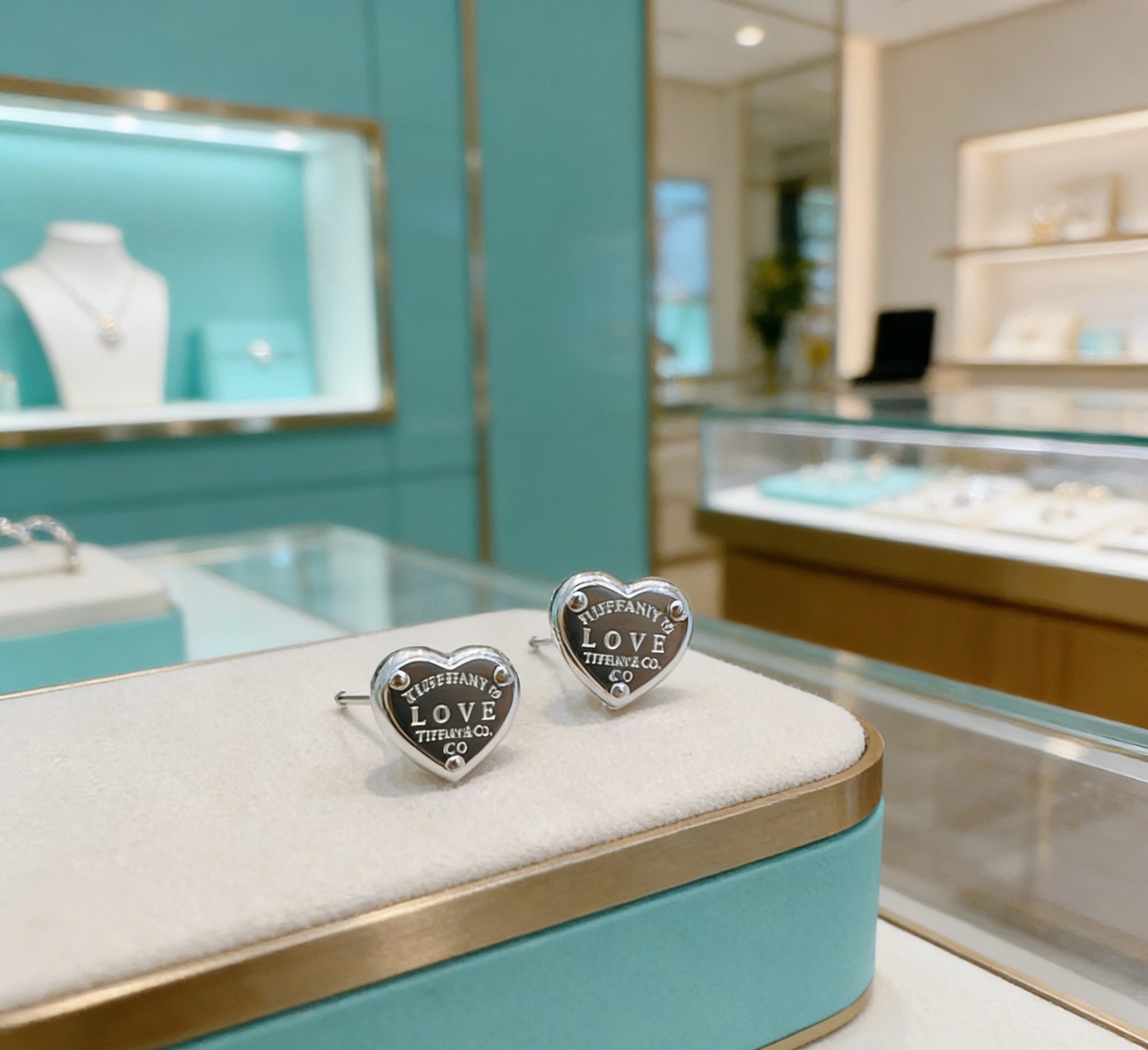 👑新款爱心耳钉 Return to Tiffany™ 系列灵感源自 1969 年问世的标志性钥匙扣，经典