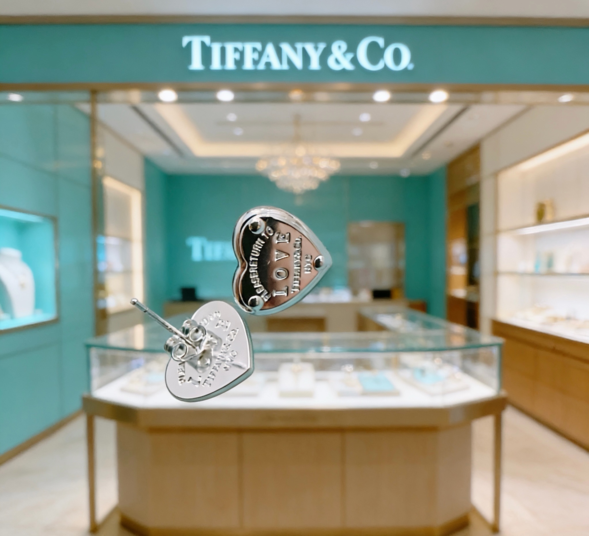 👑新款爱心耳钉 Return to Tiffany™ 系列灵感源自 1969 年问世的标志性钥匙扣，经典