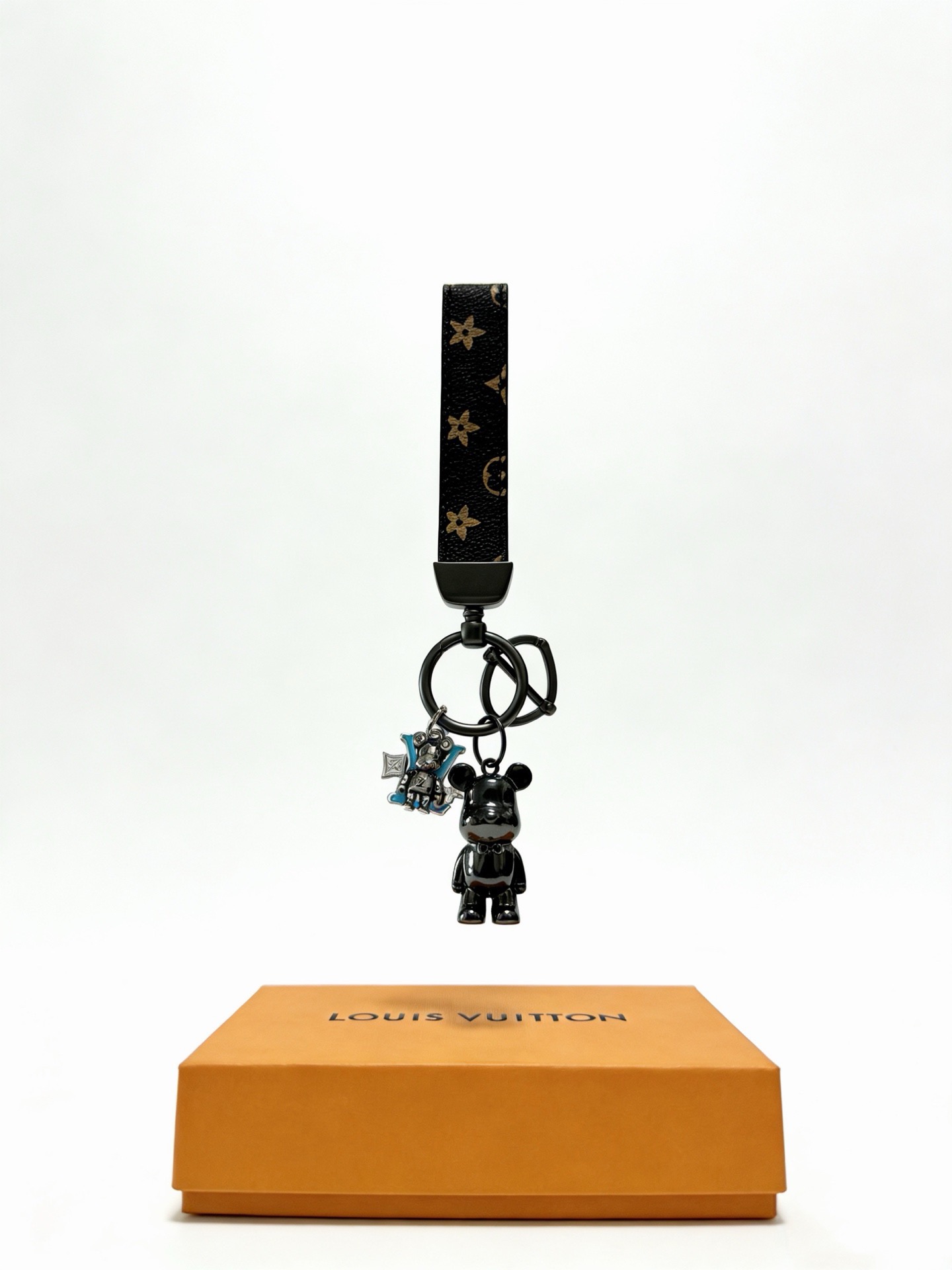 新品发布LV钥匙扣 lv包包扣 最新款包包挂饰档次更高明星同款Anger Forest系列经典款联名设计