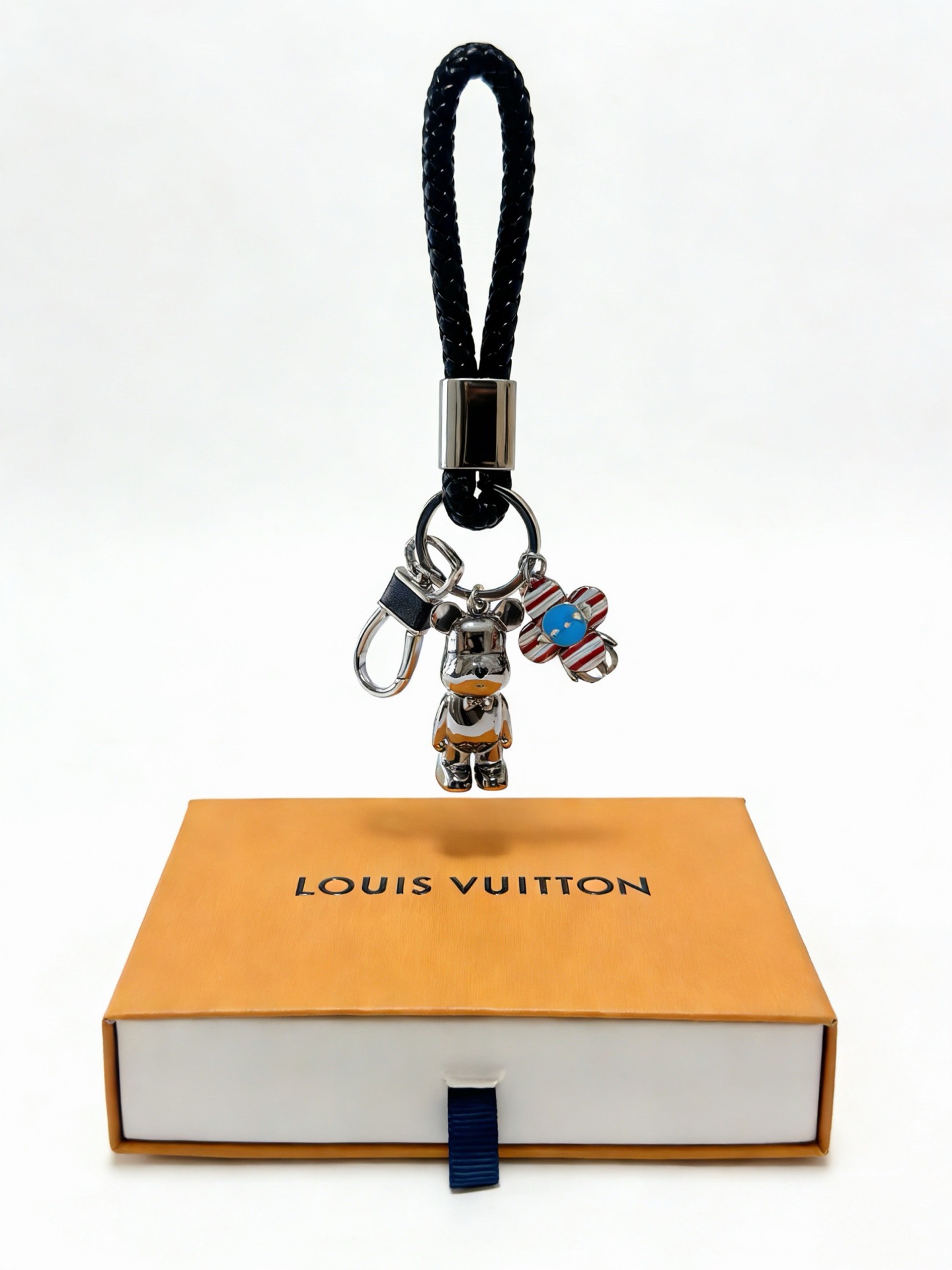 新品发布LV钥匙扣 lv包包扣 最新款包包挂饰档次更高明星同款Anger Forest系列经典款联名设计