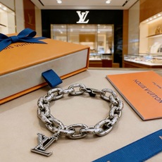高品质路易威登LV手链🇷🇼原单货🇷🇼专柜新款开模复古潮流时尚必备 男女均可佩戴 情侣款同款 摇滚朋克泰银 高品质路易威登LV手链🇷🇼原单货🇷🇼专柜新款开模复古潮流时尚必备 男女均可佩戴 情侣款同款 摇滚朋克泰银