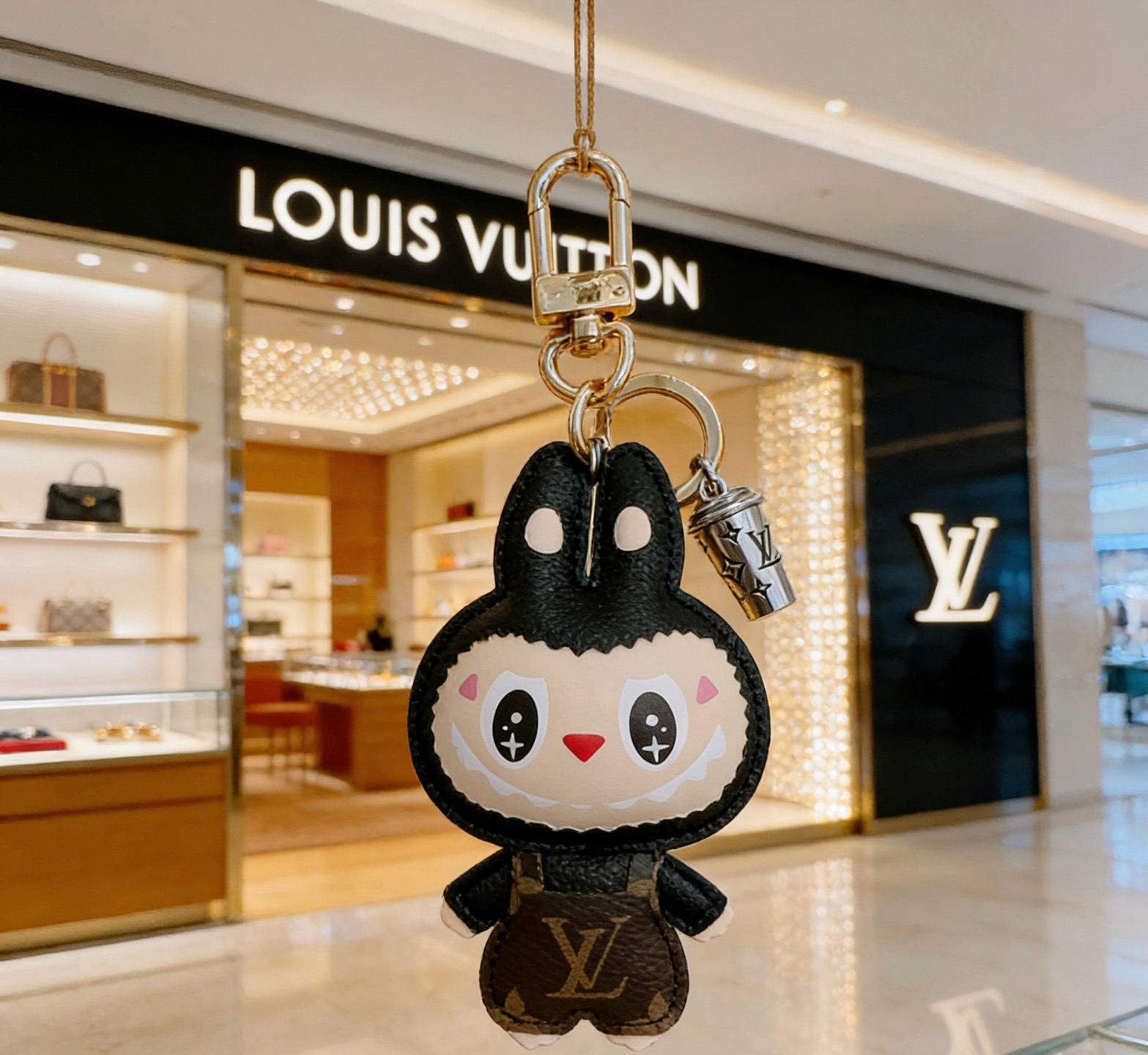 新品发布LV钥匙扣 lv包包扣 最新款包包挂饰档次更高明星同款Anger Forest系列经典款联名设计