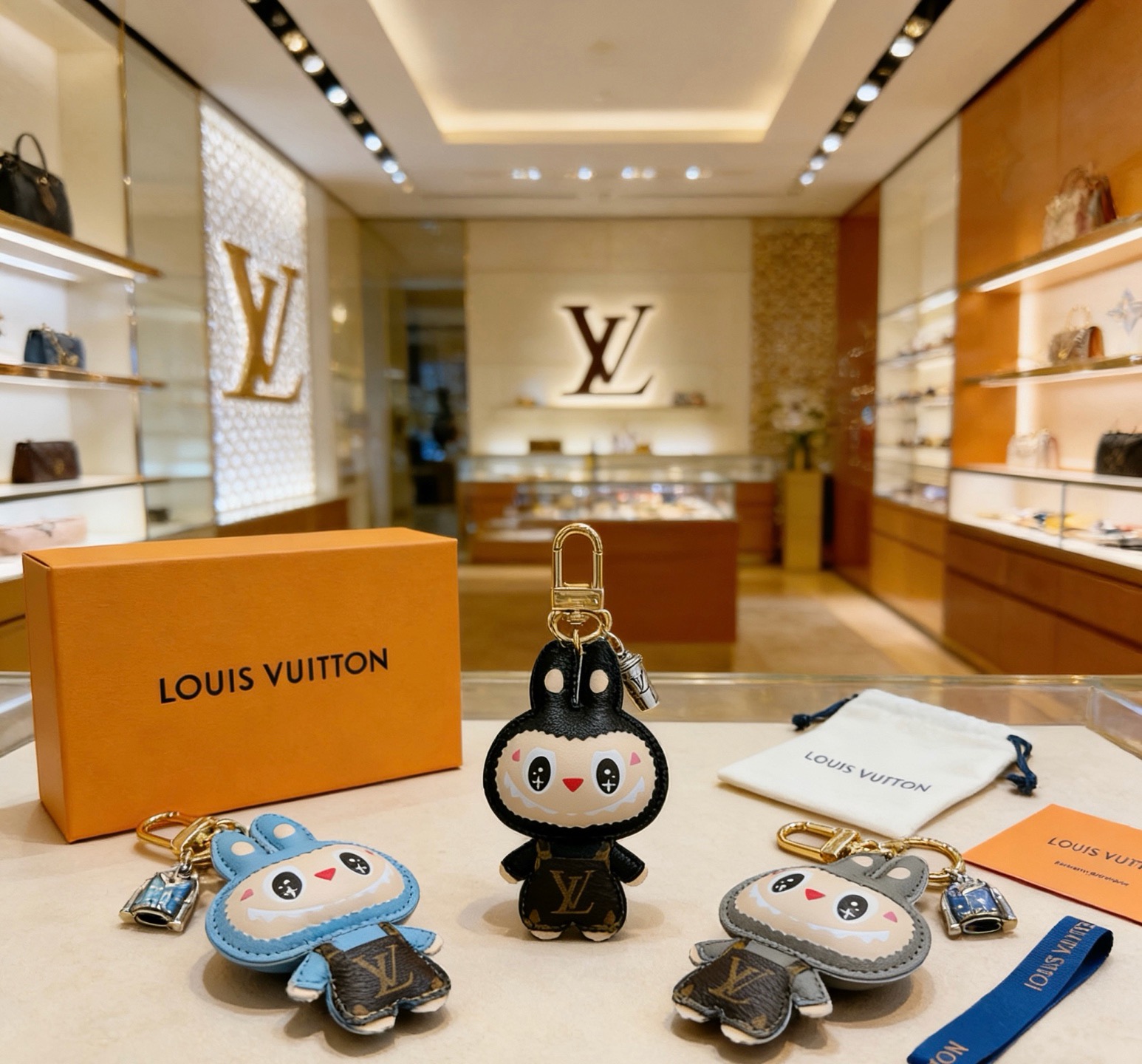 新品发布LV钥匙扣 lv包包扣 最新款包包挂饰档次更高明星同款Anger Forest系列经典款联名设计