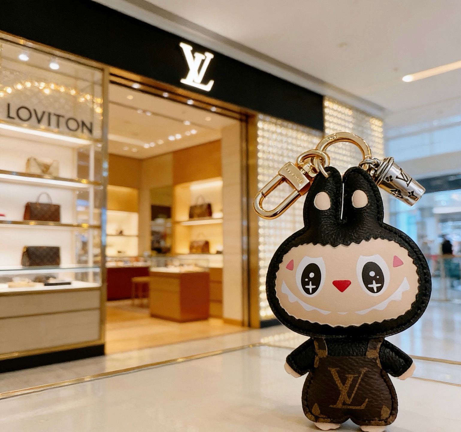 新品发布LV钥匙扣 lv包包扣 最新款包包挂饰档次更高明星同款Anger Forest系列经典款联名设计