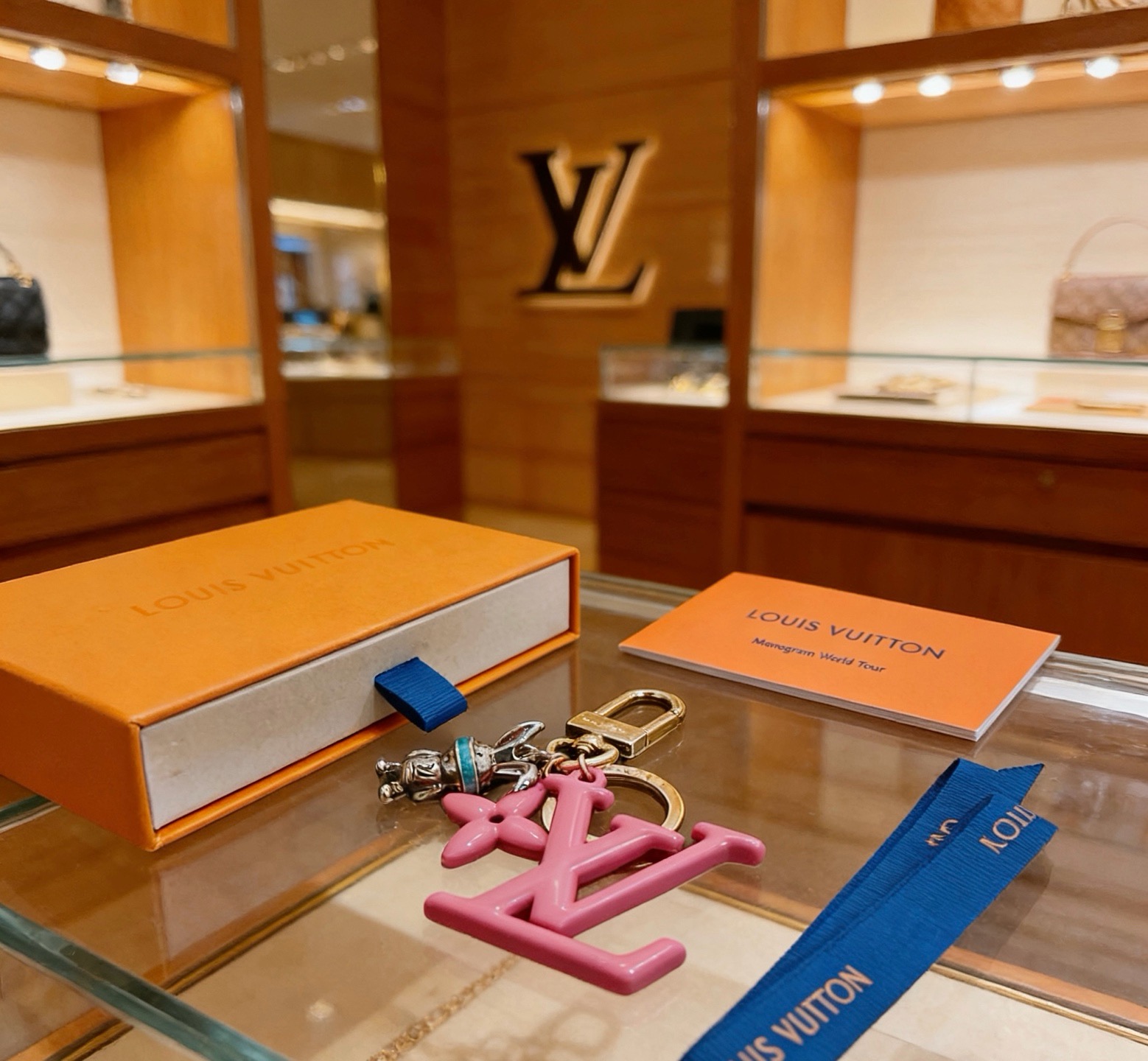 新品发布LV钥匙扣 lv包包扣 最新款包包挂饰档次更高明星同款Anger Forest系列经典款联名设计