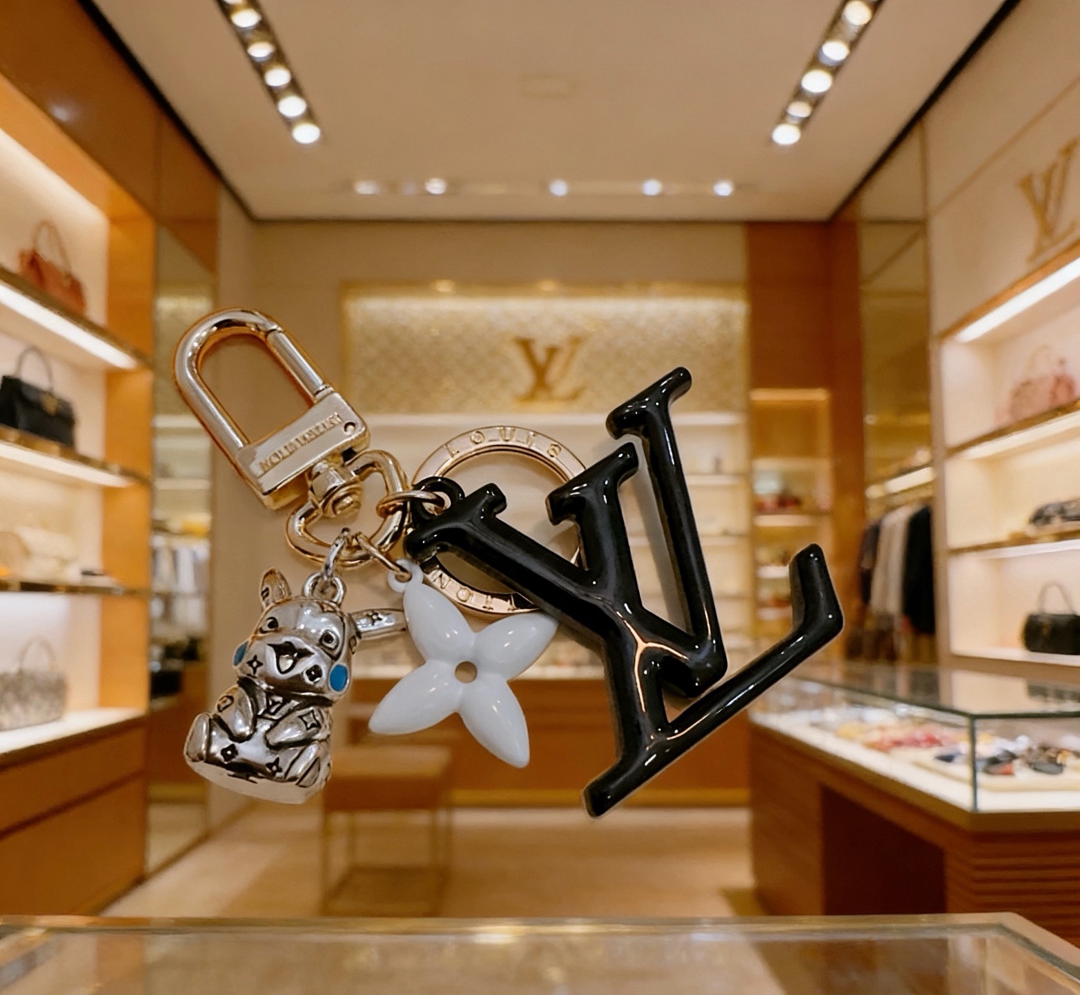 新品发布LV钥匙扣 lv包包扣 最新款包包挂饰档次更高明星同款Anger Forest系列经典款联名设计