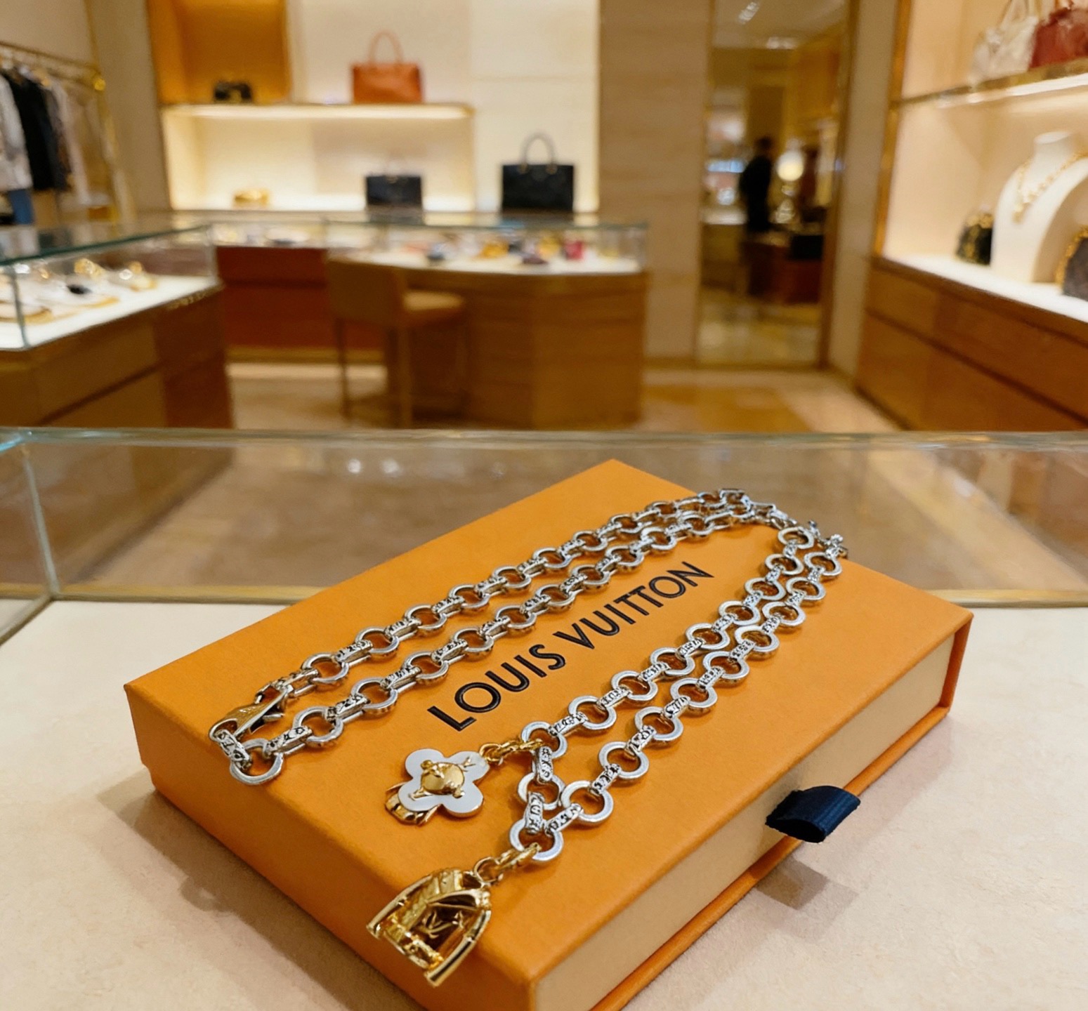 路易威登 LV项链🇷🇼原单货🇷🇼专柜新款开模复古潮流时尚必备 男女均可佩戴 情侣款同款 摇滚朋克泰银风格