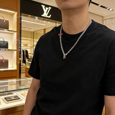 路易威登 LV项链🇷🇼原单货🇷🇼专柜新款开模复古潮流时尚必备 男女均可佩戴 情侣款同款 摇滚朋克泰银风格 路易威登 LV项链🇷🇼原单货🇷🇼专柜新款开模复古潮流时尚必备 男女均可佩戴 情侣款同款 摇滚朋克泰银风格
